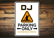 Cartello “Parcheggio riservato DJ”